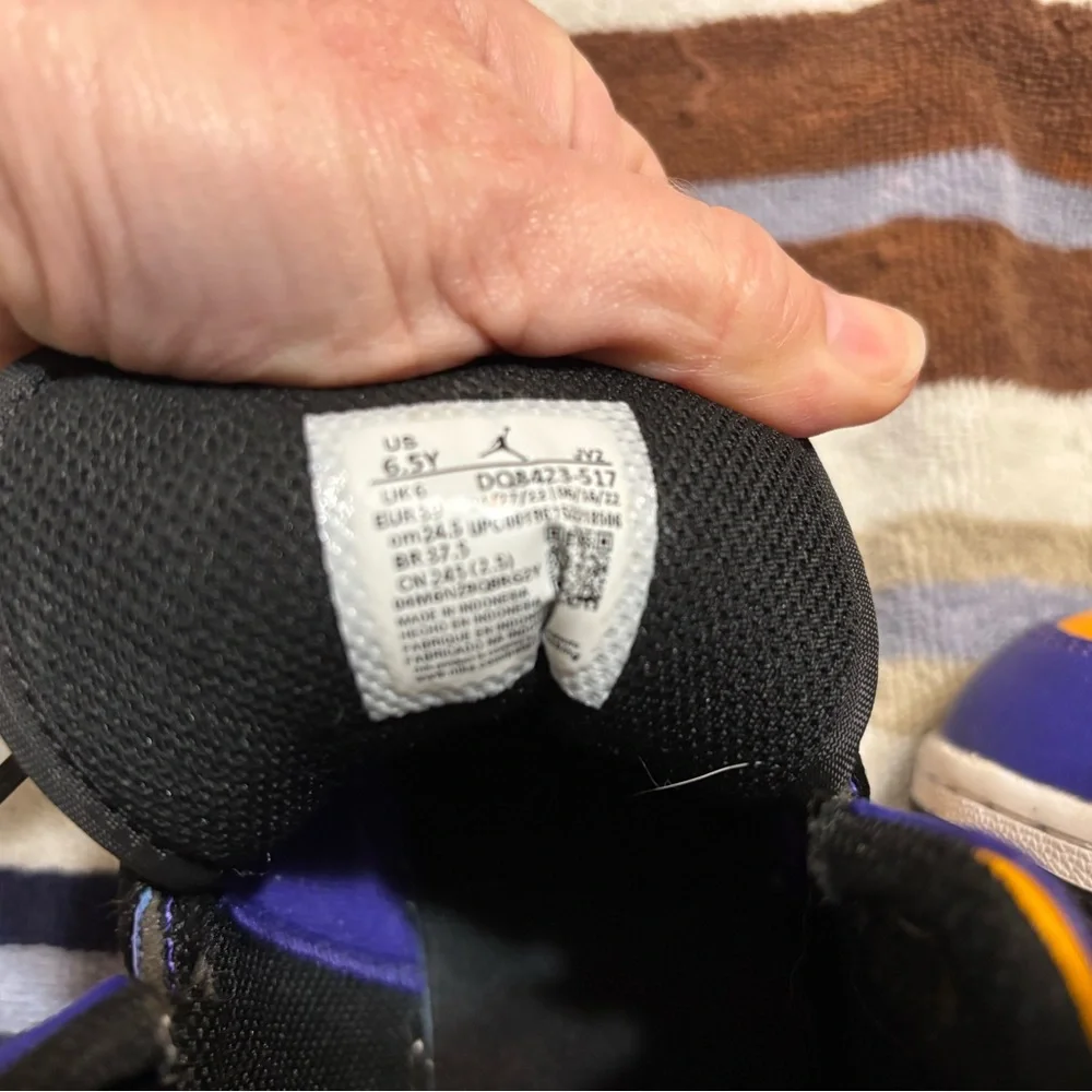 Big Kids Air Jordan 1 (big kids size = women’s size 8) in near perfect condition - Picture 2 of 3